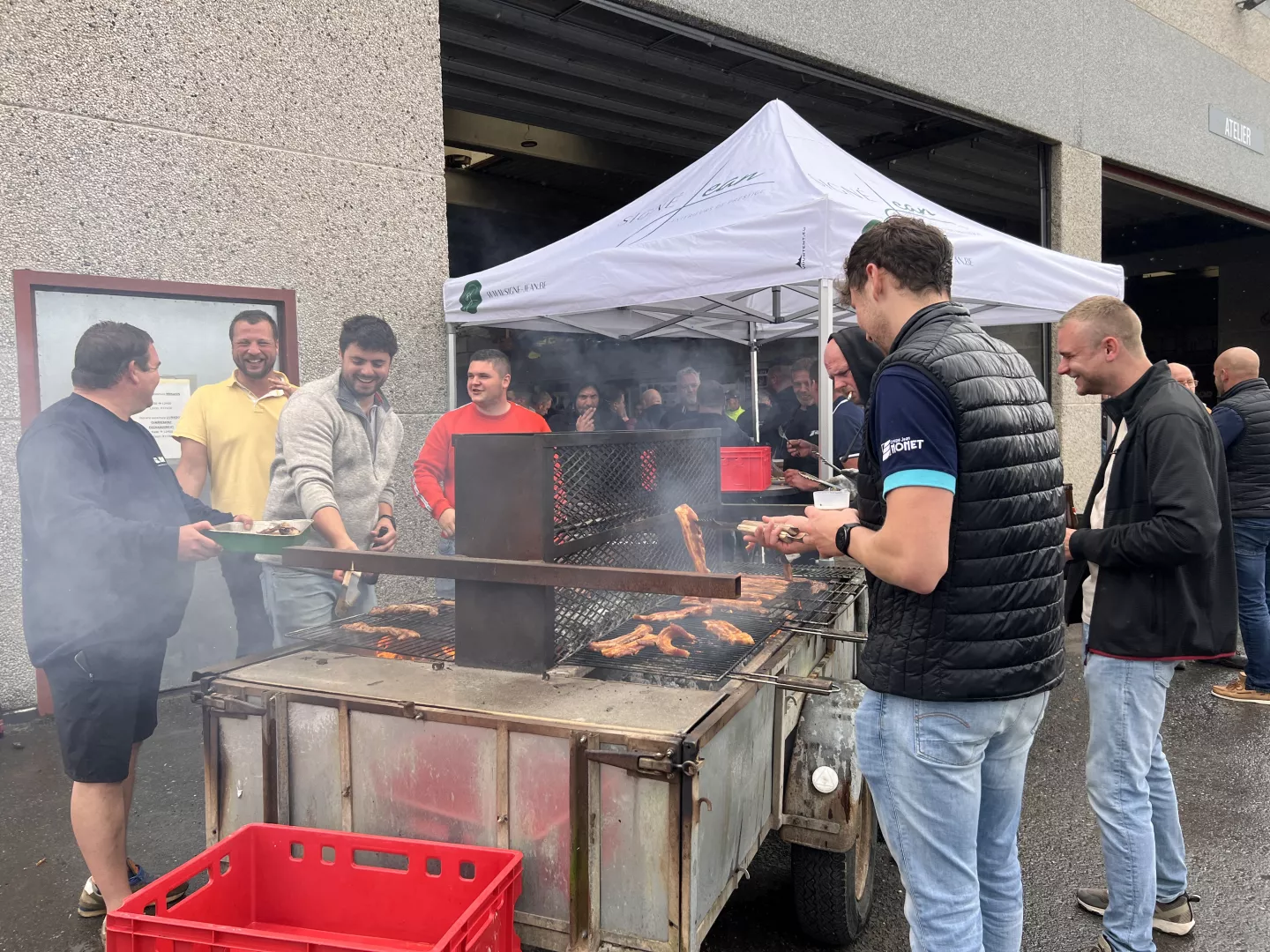 Chaque année, nous organisons un barbecue avant nos congés